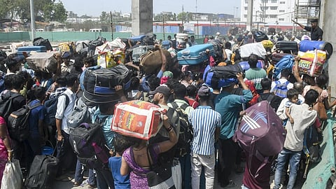 மேற்கு வங்கத்தில் ஓட்டுப் போடாதவரின் பெயர் நீக்கப்படும் என்ற அச்சம்: ஊர் திரும்ப ரயில் நிலையங்களில் குவியும் தொழிலாளர்கள்