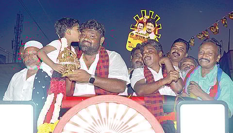 நந்திவரம் பகுதியில் பிரச்சாரம் மேற்கொண்ட திமுக வேட்பாளர் கார்த்திக் தண்டபாணி.