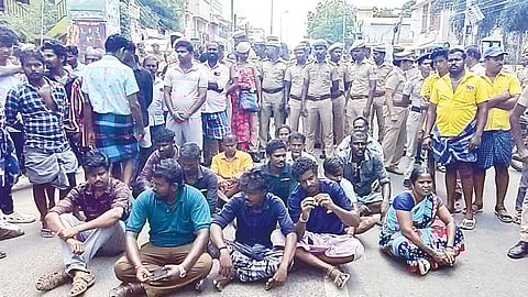 பட்டாசு ஆலை வெடி விபத்தில் உயிரிழந்தவர்களின் உறவினர்கள் விருதுநகர் அரசு மருத்துவமனை முன்பு சாலை மறியலில் ஈடுபட்டனர்.