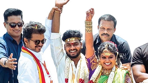 தவெக தலைவர் விஜய் சென்னை அடுத்த பூந்தமல்லி அருகே ரோடு ஷோவில் ஈடுபட்டிருந்தார். அப்போது, தனக்காக காத்திருந்த புதுமண தம்பதியை பிரச்சார வாகனத்துக்கு அழைத்து வாழ்த்து தெரிவித்தார்.