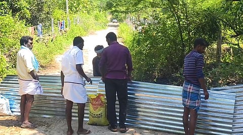 போடி: தகரங்களால் சாலையை மறைத்து வாக்குப் பதிவு இயந்திரங்கள் தடுத்து நிறுத்தம்