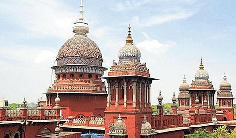 தேர்தல் நடத்தை விதிகளை மீறி வாக்காளர்களுக்கு ரூ.8 ஆயிரம் கூப்பன் விநியோகித்த திமுகவினர் மீது வழக்குப் பதிவு