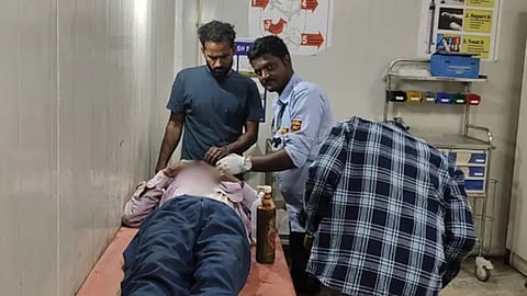 பிஹார் அரசு மருத்துவமனையில் நோயாளிக்கு மருத்துவம் பார்த்த செக்யூரிட்டி - வீடியோ வைரல்