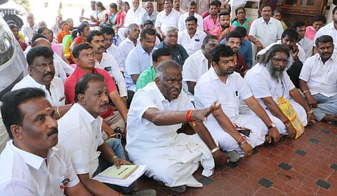 கோவை தெற்கு தொகுதியில் தேர்தலை ரத்து செய்ய கோரி அதிமுக வேட்பாளர் தர்ணா