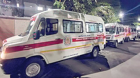 பட்டாசு ஆலை வெடி விபத்தில் உயிரிழந்தோர் உடல்களைக் கொண்டுசென்ற வாகனங்கள்.