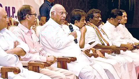 சென்னையில் நேற்று நடைபெற்ற செய்தியாளர்கள் சந்திப்பு நிகழ்ச்சியில் பேசிய காங்கிரஸ் தேசியத் தலைவர் மல்லிகார்ஜுன கார்கே . உடன் , வேணுகோபால், மாநிலத் தலைவர் செல்வப் பெருந்தகை உள்ளிட்டோர். படம்: எல். சீனிவாசன்