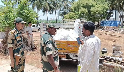 கரூர் - கிருஷ்ணராயபுரம் தொகுதியில் விநியோகிக்க வைத்திருந்த 52 குக்கர்கள் பறிமுதல்