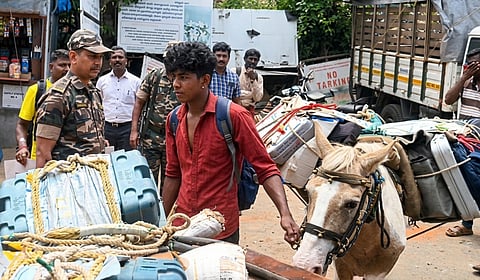 கொடைக்கானல் மலைக் கிராமங்களுக்கு
குதிரையில் சென்ற வாக்குப் பதிவு இயந்திரங்கள்