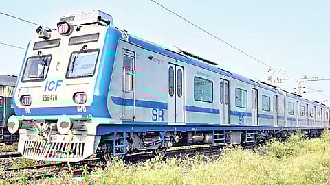 சென்னை ஐ.சி.எஃப் ஆலையில் தயாரிக்கப்பட்ட 2-வது ஏசி மின்சார ரயில் தற்போது அண்ணனூர் ரயில்வே யார்டில் நிறுத்தி, பலவித சோதனைகளுக்கு உட்படுத்தப்படுகிறது. இந்த ரயில் விரைவில் மக்கள் பயன்பாட்டுக்கு கொண்டு வர திட்டமிடப்பட்டுள்ளது.