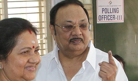 மனைவியுடன் வாக்களித்த மு.க.அழகிரி