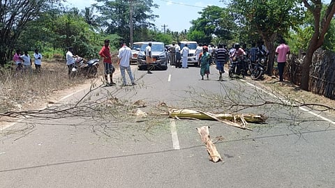 மணப்பாறை அருகே காவல் துறையை கண்டித்து பொது மக்கள் தேர்தலை புறக்கணித்து போராட்டம்