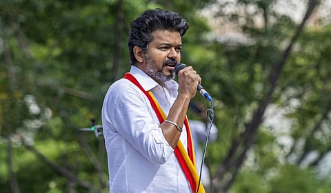 வாக்குப்பதிவை 2 மணி நேரம் நீட்டிக்கக் கோரி தேர்தல் ஆணையத்துக்கு விஜய் கடிதம்