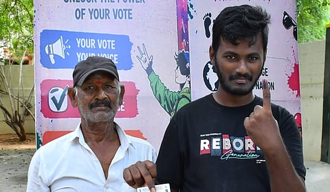 பேசும் படம்: தந்தையின் உறுதுணையுடன் நிறைவேறிய மகனின் ஜனநாயக கடமை!