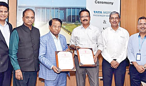 விஐடி பல்கலைக்கழகத்தில் டாடா நிறுவன ஊழியர்கள் பி.டெக் கல்வி பயில்வதற்கான புரிந்துணர்வு ஒப்பந்தம் விஐடி வேந்தர் கோ.விசுவநாதன் முன்னிலையில் பரிமாறி கொள்ளப்பட்டது. உடன், விஐடி துணைத் தலைவர்கள் சங்கர் விசுவநாதன், சேகர் விசுவநாதன், துணை வேந்தர் காஞ்சனா பாஸ்கரன், டாடா நிறுவன மனிதவள அதிகாரி சீதாராம் கன்டி உள்ளிட்டோர்.