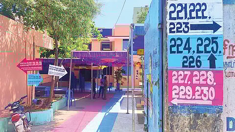 சேப்பாக்கம்-திருவல்லிக்கேணி தொகுதி, ராம்நகர் மாநகராட்சி நடுநிலைப் பள்ளியில் ஒரே அமைவிடத்தில் 10 வாக்குச்சாவடிகள் அமைக்கப்பட்டுள்ளதால், பொதுமக்கள் எளிதாக வாக்குச்சாவடியை அறிந்து செல்ல இளஞ்சிவப்பு, நீளம், வெள்ளை நிற பட்டிகளில் வாக்குச்சாவடி எண்களை குறிப்பிட்டு, அந்த வாக்குச்சாவடிகளுக்கு செல்ல தரையில் அதே நிறம் பூசி வைக்கப்பட்டுள்ளன. | படம்: ச.கார்த்திகேயன் |