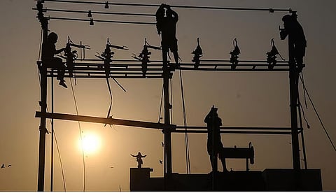 கோடை வெயிலின் தாக்கம் அதிகரித்துள்ளதால் தமிழகத்தின் மின் நுகர்வில் புதிய உச்சம்