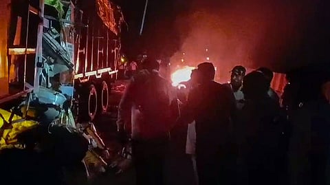 பல வாகனங்கள் மோதி விபத்து உ.பி.-யில் 11 பேர் உயிரிழப்பு