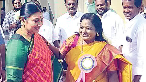 சென்னை தேனாம்பேட்டை எஸ்ஐஇடி கல்லூரியில் உள்ள வாக்குசாவடியில், வாக்களித்து விட்டு வந்த தமிழக முதல்வரின் மனைவி துர்கா ஸ்டாலினிடம் நலம் விசாரித்த பாஜக வேட்பாளர் தமிழிசை சவுந்தரராஜன்.