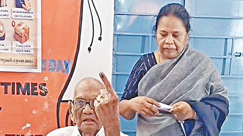 திருவாரூர் நன்னிலம் தொகுதி, கோவில்திருமாளத்தில் உள்ள வாக்குச்சாவடி மையத்தில் வாக்களித்து விட்டு வந்த முதல்வரின் தாய்மாமா தட்சிணாமூர்த்தி.