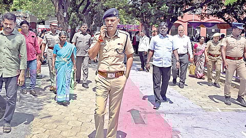 தேர்தல் பாதுகாப்பு ஏற்பாடுகள் குறித்து, கீழ்ப்பாக்கத்தில் உள்ள செயின்ட் ஜார்ஜ் ஆங்கிலோ-இந்தியன் மேல்நிலைப் பள்ளியில் அமைக்கப்பட்டிருந்த வாக்குச்சாவடிக்கு நேரில் சென்று சென்னை காவல் ஆணையர் அபின் தினேஷ் மோடக் ஆய்வு செய்தார்.படம்; ம.பிரபு