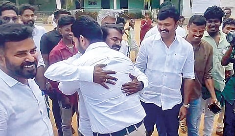 காரைக்குடி கம்பன் பள்ளி வாக்குச்சாவடி மையத்தில் சீமானை சந்தித்த தவெக வேட்பாளர் பிரபு அவரை கட்டித் தழுவி வாழ்த்து தெரிவித்தார்.