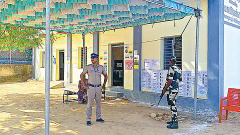 பெரும்பத்து கிராம மக்கள் வாக்குப் பதிவை புறக்கணித்ததால் வாக்குச் சாவடி வெறிச்சோடியது. | | படம்: மு. லெட்சுமி அருண் |