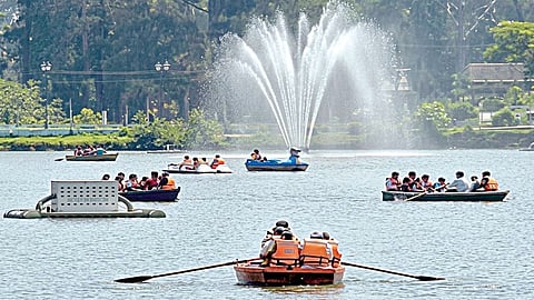 கொடைக்கானல் நட்சத்திர ஏரியில் குடும்பத்துடன் படகு சவாரி செய்து மகிழ்ந்த சுற்றுலா பயணிகள்.