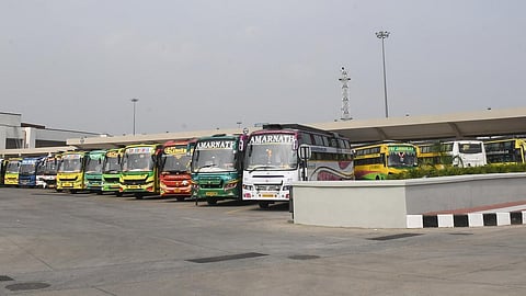 தனியார் பேருந்துகளை வாடகைக்கு எடுத்து இயக்கலாம்: போக்குவரத்துத் துறை முன்னாள் செயலர் பணிந்திர ரெட்டி கருத்து
