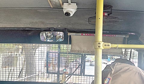 போலீஸ் வாகனத்தில் வைக்கப்பட்டு உள்ள சிசிடிவி கேமரா.