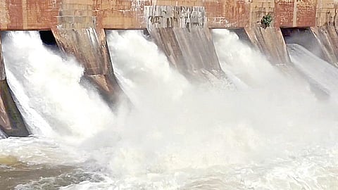 மதுரை சித்திரை திருவிழாவுக்காக வைகை அணையின் சிறிய மதகுகள் வழியே வெளியேறும் நீர்.