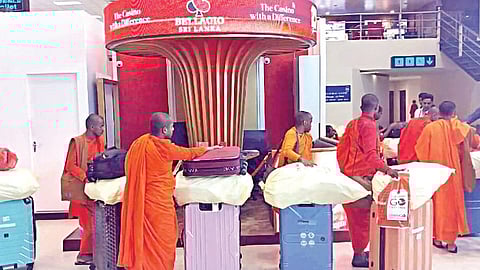 தாய்லாந்தில் இருந்து ரூ.100 கோடி மதிப்பிலான போதைப் பொருட்களை கடத்தியதால் இலங்கையின் கொழும்பு விமான நிலையத்தில் கைது செய்யப்பட்ட புத்த துறவிகள்.