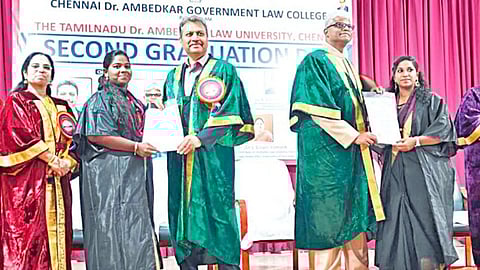 புதுப்பாக்கம் டாக்டர் அம்பேத்கர் அரசு சட்டக் கல்லூரியில் மாணவர்களுக்கு பட்டங்களை வழங்கிய சென்னை உயர் நீதிமன்ற நீதிபதிகள் ஜெகதீஷ் சந்திரா, சரவணன் ஆகியோர்.