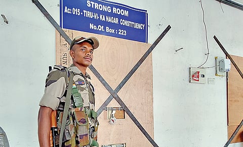 சென்னை ராணி மேரி கல்லூரியில் வாக்குப்பதிவு இயந்திரங்கள் வைக்கப்பட்டு, சீலிடப்பட்டுள்ள அறைக்கு வெளியே துப்பாக்கி ஏந்திய வீரர், பாதுகாப்பு பணியில் ஈடுபட்டுள்ளார். (கோப்புப் படம்)