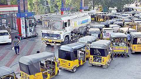 ஆந்திர மாநிலம் குண்டூரில் நேற்று பெட்ரோல், டீசலுக்காக காத்திருக்கும் வாகனங்கள்.