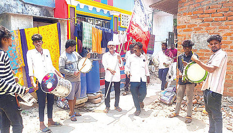 சென்னையில் நடந்து முடிந்த சட்டப்பேரவைத் தேர்தலின் போது அரசியல் கட்சி பிரச்சாரத்தில் இசைத்த தப்பாட்ட கலைஞர்கள். படம்: ச.கார்த்திகேயன்