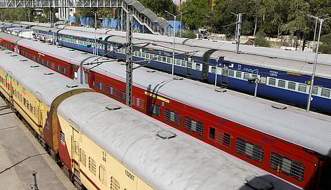 ரயில்வேயில் பணியாளர்களை குறைக்கும் முடிவை கைவிட வேண்டும்: கட்சித் தலைவர்கள் வலியுறுத்தல்