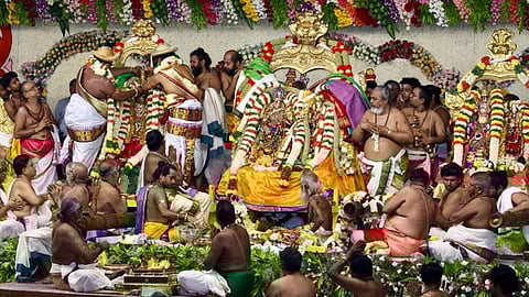 மதுரை மீனாட்சி அம்மன் கோயிலில் சித்திரைத் திருவிழாவின் பத்தாம் நாளான இன்று மீனாட்சி சுந்தரேசுவரர் திருக்கல்யாணம் நடைபெற்றது. படங்கள்: நா.தங்கரத்தினம்.