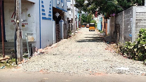 அகரம்தென் கிராம ஊராட்சியில் ஜெ.ஜெ. நகரில் தேர்தலுக்காக அவசர கதியில் தொடங்கப்பட்ட சாலை அமைக்கும் பணி தொடங்கிய கையோடு நிறுத்தப்பட்டது.