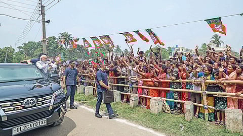 மேற்கு வங்கத்தின் வடக்கு 24 பர்கானாஸ் மாவட்டம், பரக்பூரில் நேற்று நடைபெற்ற பாஜக பிரச்சார கூட்டத்தில் பிரதமர் நரேந்திர மோடி பங்கேற்றார். அப்போது வழிநெடுக ஏராளமானோர் திரண்டு நின்று அவருக்கு உற்சாக வரவேற்பு அளித்தனர்.
