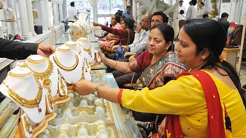 தங்கம் விலை பவுனுக்கு ரூ.1,040 குறைவு: இன்றைய சந்தை நிலவரம் என்ன?