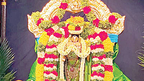 திருக்கல்யாண மண்டபத்தில் எழுந்தருளிய சுந்தர ராஜ பெருமாள்.