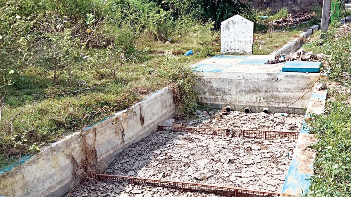 வண்டலூர் ஊராட்சியில் அமைக்கப்பட்ட உறிஞ்சிக்குழி பராமரிப்பின்றி உள்ளது.