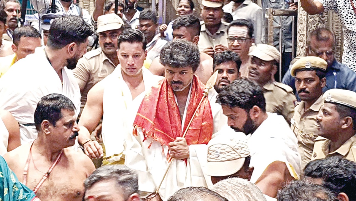 திருச்செந்தூர் சுப்பிரமணிய சுவாமி கோயிலில் கையில் வேலுடன் தவெக தலைவர் விஜய்.