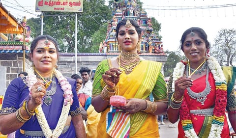 கூவாகம் கூத்தாண்டவர் கோயிலில் அரவானுக்காக தாலிக் கட்டிக் கொண்ட திருநங்கைகள். | படம்: எம்.சாம்ராஜ் |