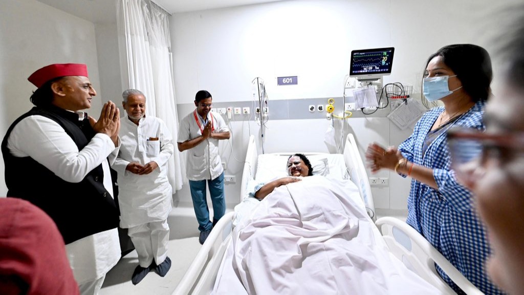 மருத்துவமனையில் சிகிச்சை பெற்று வரும் பாஜக எம்எல்ஏ அனுபமாவை சந்தித்த அகிலேஷ் யாதவ்