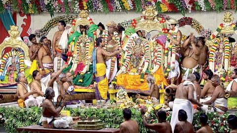 மதுரை மீனாட்சி அம்மன் கோயில் சித்திரை விழாவின் 10-ம் நாளான நேற்று மீனாட்சி அம்மன்-சுந்தரேசுவரர் திருக்கல்யாணம் நடைபெற்றது. அப்போது பிரியாவிடை சுந்தரேசுவரர், மீனாட்சி அம்மன் மணக்கோலத்தில் அருள்பாலித்தனர். உடன் திருப்பரங்குன்றம் சுப்பிரமணிய சுவாமி-தெய்வானை, பவளக்கனிவாய் பெருமாளும் எழுந்தருளினர். | படம்: நா.தங்கரத்தினம் |