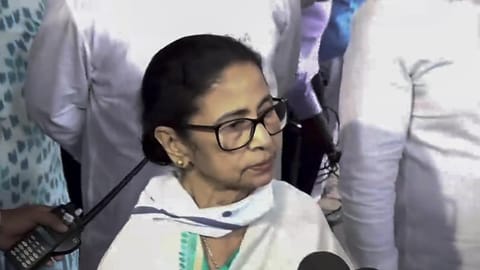 வாக்குப்பதிவு இயந்திரங்களில் முறைகேடு புகார்: வாக்கு எண்ணும் மையத்துக்கு விரைந்த மம்தா
