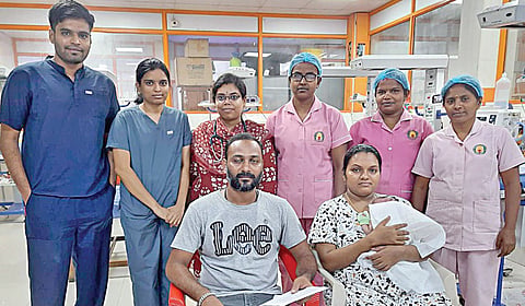 தீக்காயம் அடைந்த பச்சிளம் குழந்தைக்கு சிகிச்சை அளித்த, எழும்பூர் அரசு குழந்தைகள் நல மருத்துவ மனையின் மருத்துவக் குழுவினர்.