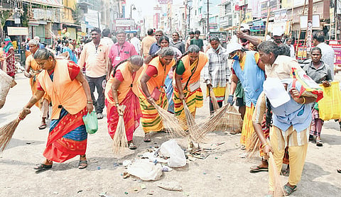மாசி வீதிகளில் தேர்கள் சென்ற பின் குப்பையை உடனுக்குடன் அகற்றிய தூய்மைப் பணியாளர்கள்.