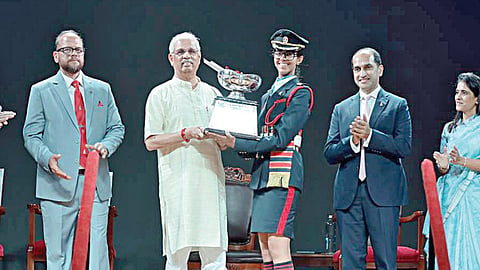 ஊட்டி லாரன்ஸ் பள்ளி நிறுவனர் நாள் விழாவில் பங்கேற்ற தமிழக ஆளுநர் ராஜேந்திர விஸ்வநாத் அர்லேகர், மாணவர்களுக்கு பரிசுகளை வழங்கி பாராட்டினார்.